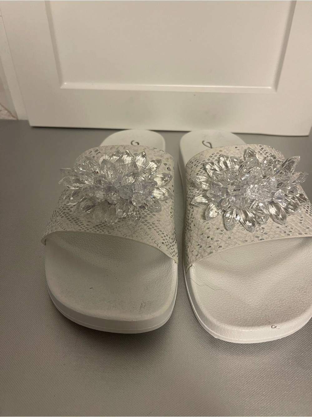 Avanti Women’s White Large Crystal Flower Gem Slide Sandals - Sz 9